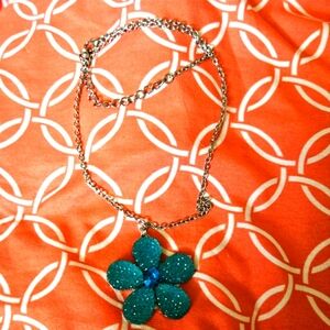 ⚠️Free bundle item- large blue flower necklace
